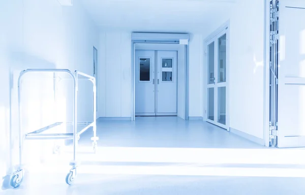 Corridoio dell'ospedale con sedili e sedie a rotelle — Foto Stock