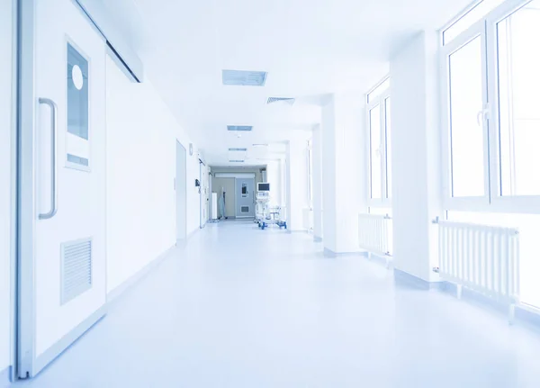 Couloir d'hôpital avec sièges et fauteuils roulants — Photo