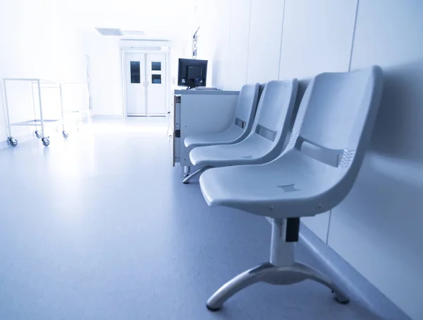 Hastane koridorunda koltuklar ve tekerlekli sandalye — Stok fotoğraf