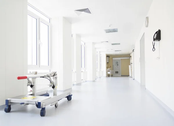 Couloir d'hôpital avec sièges et fauteuils roulants — Photo