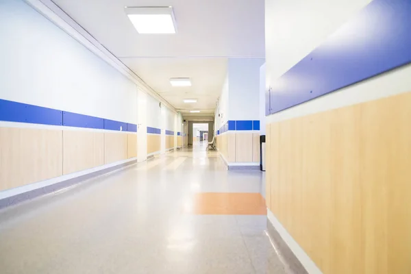 Lange gang met stoelen in het ziekenhuis — Stockfoto