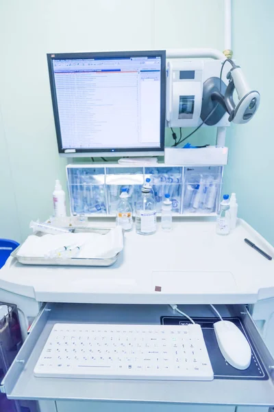 Moderní anestetikum s monitorem a klávesnicí — Stock fotografie
