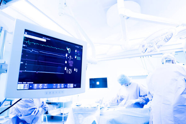 кардиомонитор во время операции
