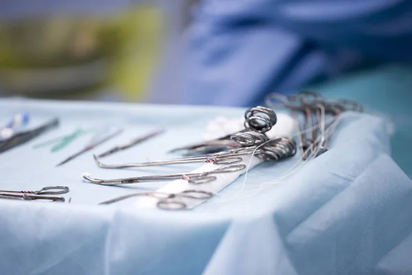수술 하는 동안 테이블에 수술 기구 — 스톡 사진