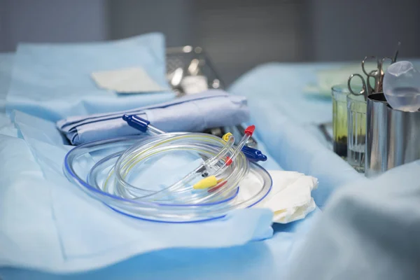 Instrumentos cirúrgicos na mesa durante a cirurgia — Fotografia de Stock
