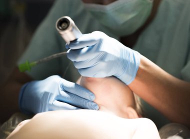 anestezi uzmanı entübasyon gerçekleştirir