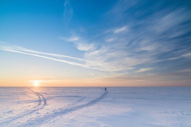 batan güneşin ile kış manzarası