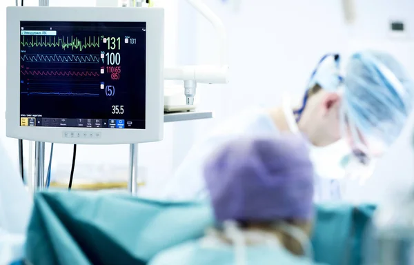 Srdeční monitor během operace — Stock fotografie