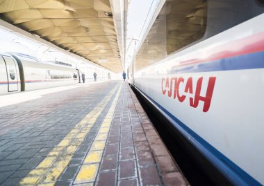 Hızlı trende Sapsan Leningrad tren istasyonu platformu