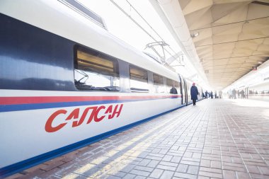 Hızlı trende Sapsan Leningrad tren istasyonu platformu