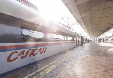 Hızlı trende Sapsan Leningrad tren istasyonu platformu