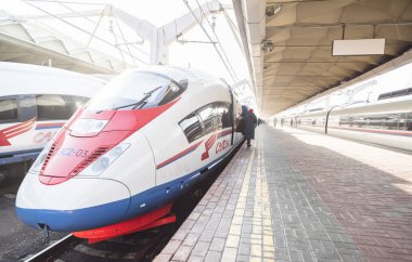 Hızlı trende Sapsan Leningrad tren istasyonu platformu