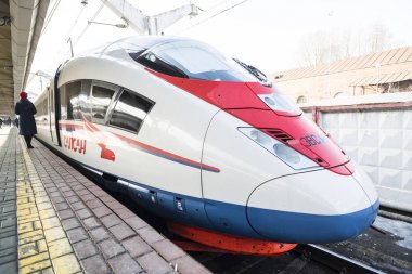 Hızlı trende Sapsan Leningrad tren istasyonu platformu