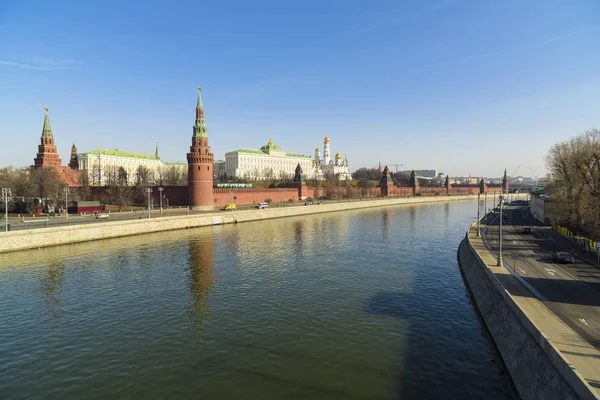 Вид на Москву-реку и Кремль — стоковое фото