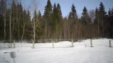 Hızlı hareket eden bir trenin penceresinden görüntülemek