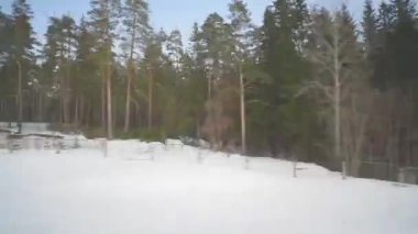 Hızlı hareket eden bir trenin penceresinden görüntülemek