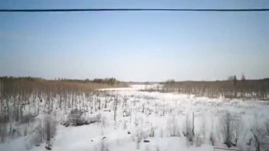 Hızlı hareket eden bir trenin penceresinden görüntülemek