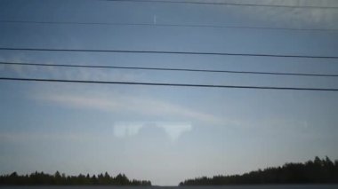 Hızlı hareket eden bir trenin penceresinden görüntülemek