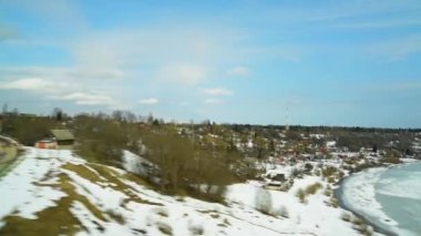 Hızlı hareket eden bir trenin penceresinden görüntülemek