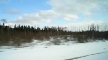 Hızlı hareket eden bir trenin penceresinden görüntülemek