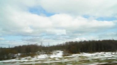 Hızlı hareket eden bir trenin penceresinden görüntülemek