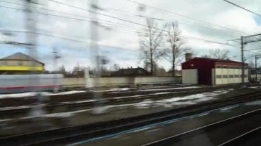 Hızlı hareket eden bir trenin penceresinden görüntülemek