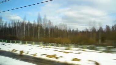 Hızlı hareket eden bir trenin penceresinden görüntülemek