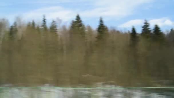Uitzicht vanuit het raam van een snel rijdende trein — Stockvideo