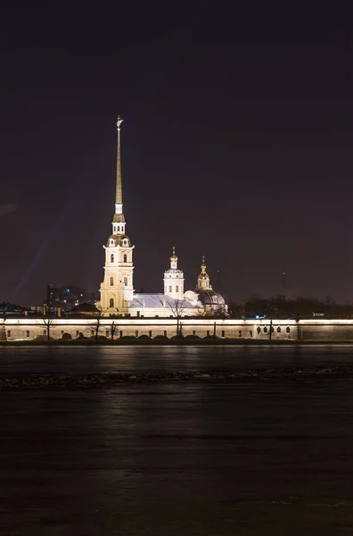 Петропавловская крепость ночью — стоковое фото