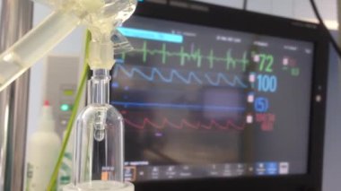 operasyon odasında EKG monitör ile damla.