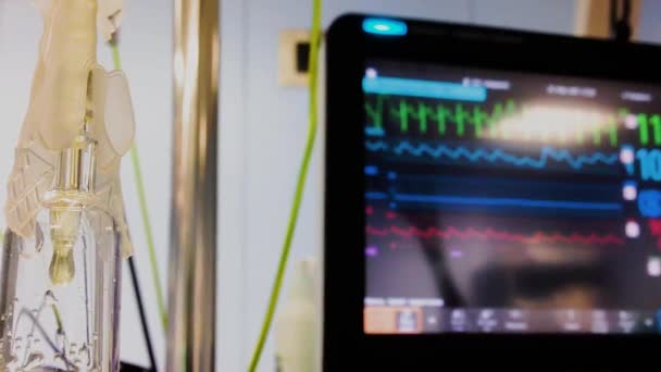 Goteo con monitor ECG en el quirófano . — Vídeos de Stock