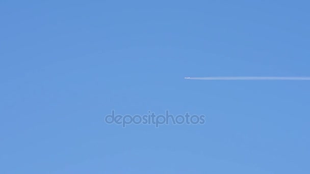 Avión volando a través del cielo despejado . — Vídeo de stock