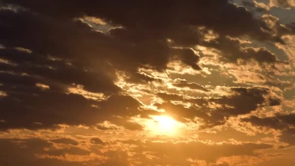 Upływ czasu wschodu słońca wśród chmur — Wideo stockowe