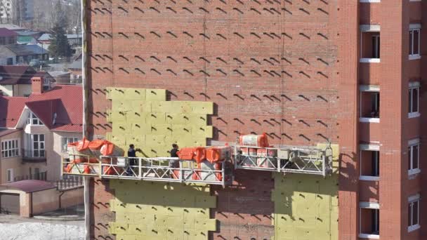 Calentando la fachada de un edificio de varios pisos. Cronograma . — Vídeos de Stock