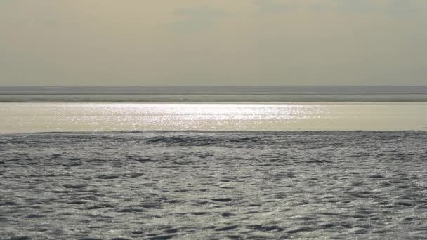 Paisaje de primavera en el mar. Derretimiento de nieve. Puesta de sol . — Vídeos de Stock