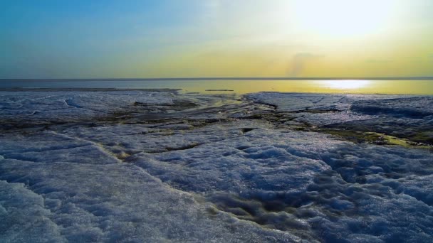 Быстрый поток талой воды — стоковое видео