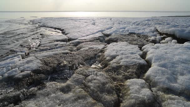 Rychlý tok vody z tajícího ledu — Stock video