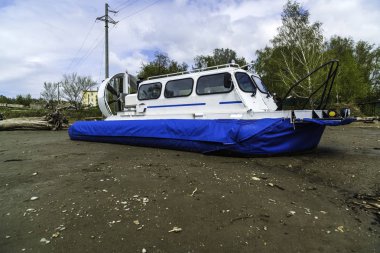 Hovercraft Nehri kıyısında