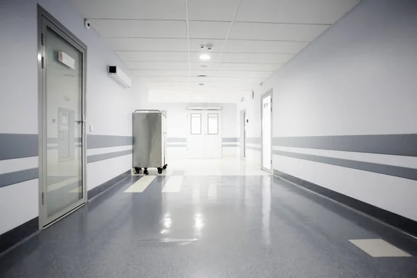 Jasny korytarz nowoczesny szpital — Zdjęcie stockowe
