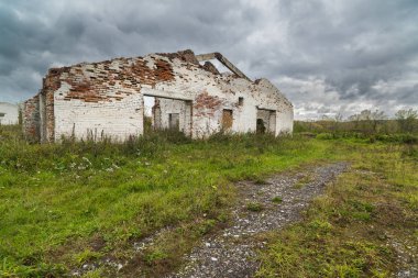 Terk edilmiş bir çiftlik harap cowshed