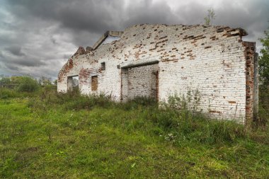 Terk edilmiş bir çiftlik harap cowshed