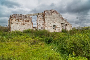 Terk edilmiş bir çiftlik harap cowshed
