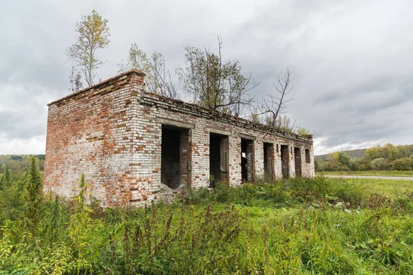 Baufälliger Kuhstall in einem verlassenen Bauernhof — Stockfoto