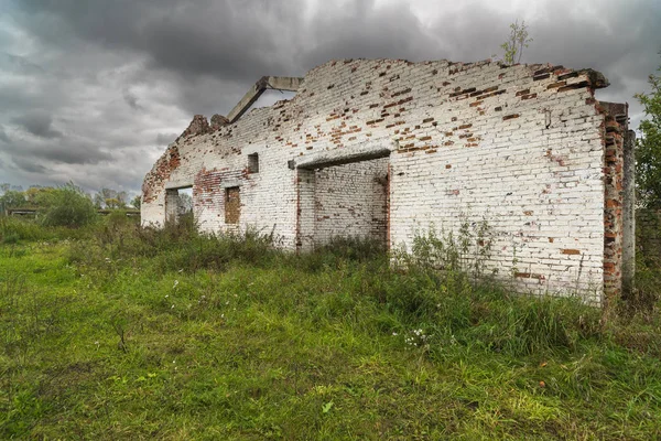 Terk edilmiş bir çiftlik harap cowshed
