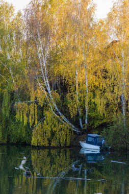 Sonbahar manzara akşam Nehri üzerinde. Sahilde tekne.