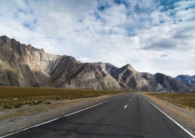 Asfaltlı yol işaretleri dağlarda ile
