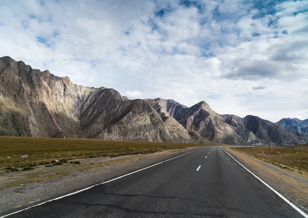 Асфальтированная дорога с отметинами в горах — стоковое фото