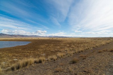 Altay bir gölde, sonbahar yatay