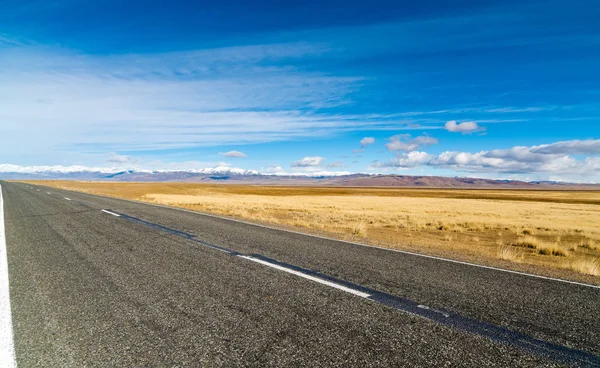 Федеральное шоссе М-52 Чуйский тракт против голубого ясного неба . — стоковое фото