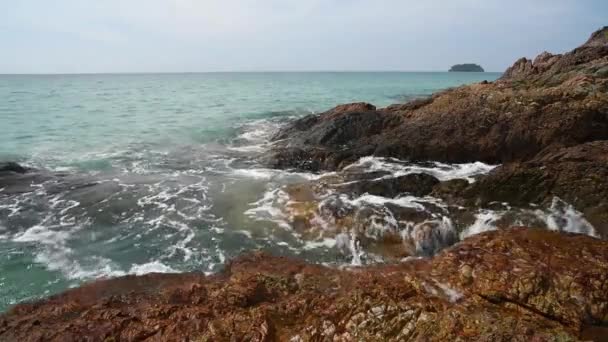 Волны Плескаются Скалистом Побережье Остров Чанг Таиланд — стоковое видео